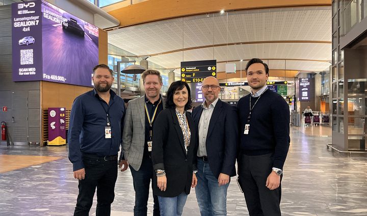 Foto fra venstre: Finn Espen Lønseth-Sageng (Salgssjef for team Airport i CC), Nils Li (Etableringsdirektør i CC), Iskra Skram (kommersiell leder terminal i Avinor), Dennis Højland Nyegaard (CEO i CC), Christoffer Smedås (KAM/Forretningsutvikler Avinor).