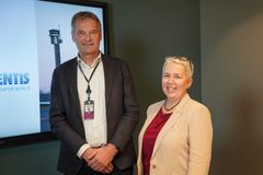 Abraham Foss, konsernsjef i Avinor, og Monika Haselbacher, Chief Operating Officer (COO)i Frequentis AG. Foto: Avinor / Ylva Celius Trulsen.