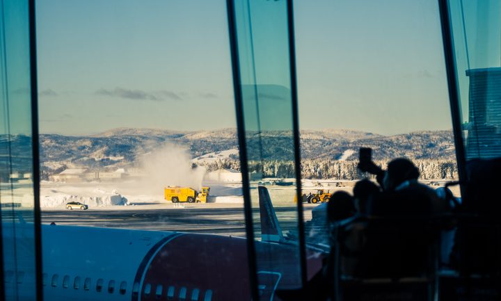 Over 1,5 millioner reisende skal reise til og fra landets største flyplasser i vinterferieukene.