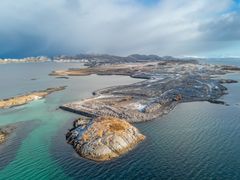 Byggingen av nye Bodø lufthavn startet for fullt i mai 2024. Sjøfyllingen i vest er det største enkeltdelen i prosjektet. Dette bildet er tatt 10. mars 2025.