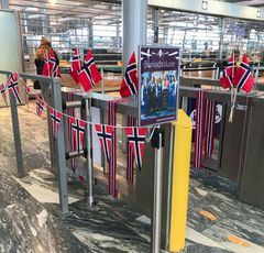 Let etter norske flagg i sikkerhetskontrollen om du reiser med bunad. Hovedflyplassen åpner en egen sluse for deg som reiser i festklær.