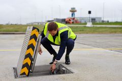 Klima- og miljøminister Andreas Bjelland Eriksen ved den nye elflyladeren på Stavanger lufthavn