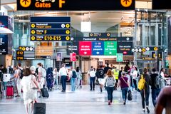Mange reisende på utenlandsterminalen på Oslo lufthavn