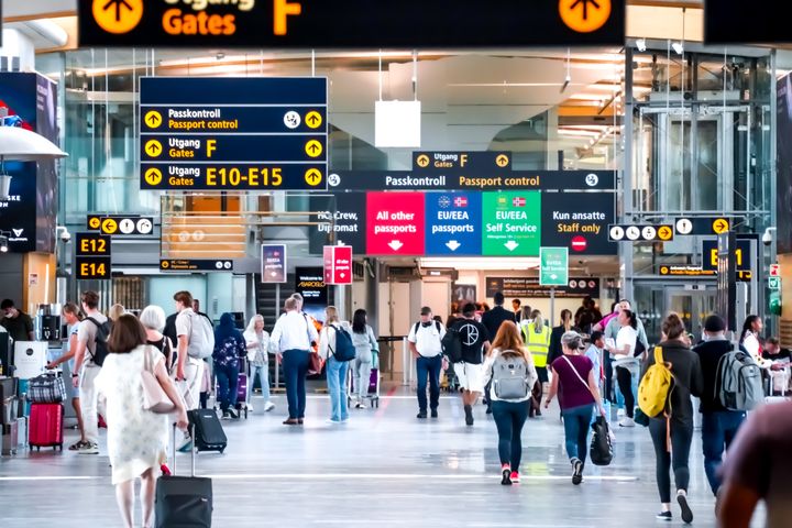 Mange reisende på utenlandsterminalen på Oslo lufthavn