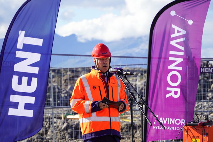 Samferdselsminister Jon-Ivar Nygård under grunnsteinsnedleggelsen på ny lufthavn i Bodø.