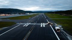 Rullebanen på Tromsø lufthavn har fått ny asfalt og nye banelys.
