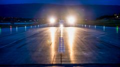 Rullebanen på Tromsø lufthavn har fått ny asfalt og nye banelys.