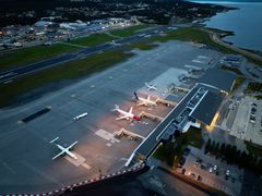 Rullebanen på Tromsø lufthavn har fått ny asfalt og nye banelys.