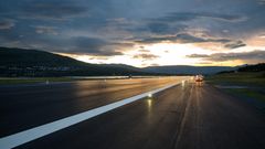 Rullebanen på Tromsø lufthavn har fått ny asfalt og nye banelys.