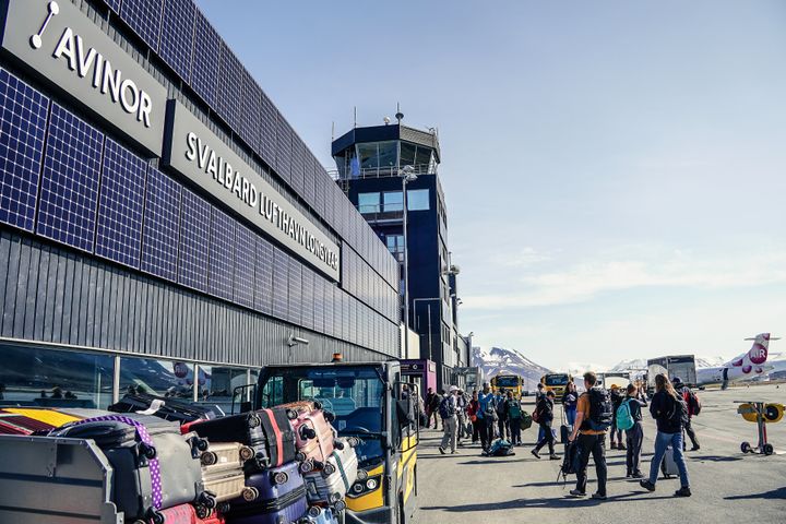 Turister ankommer Svalbard lufthavn, Longyear