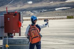 Turist tar selfie ved ankomst Svalbard lufthavn