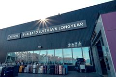 Kofferter utenfor terminalen på Svalbard lufthavn