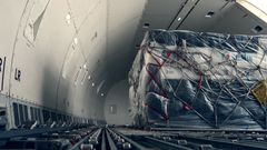 Pall med norsk laks fra innsiden av et fraktfly.