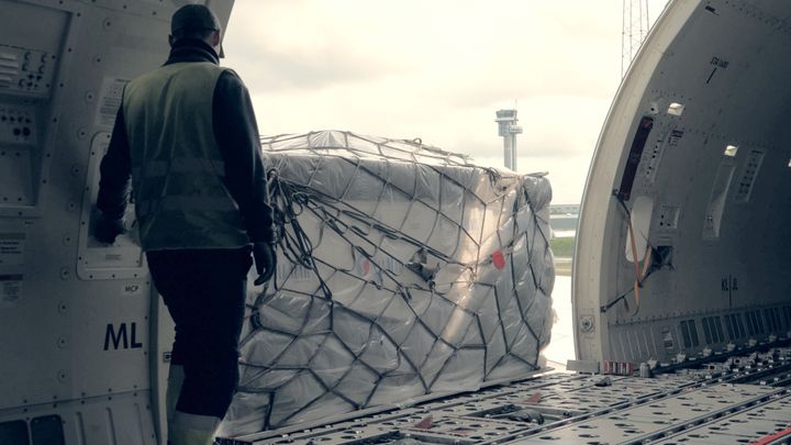 Pall med norsk laks fra innsiden av et fraktfly.