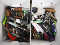 Konfiskerte kniver fra sikkerhetskontrollen.