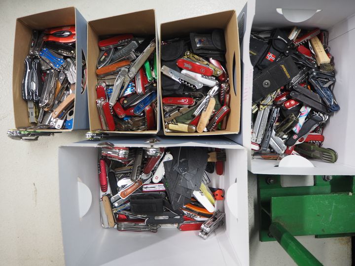 Konfiskerte lommekniver fra sikkerhetskontrollen.