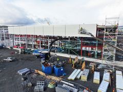 Jobben med å sette inn vinduer på fasaden er i gang.