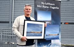 Petter Rønningsen viser frem det nye terminalbygget i Fagerlia, hvor hans bilde får hedersplass på hele sørvestre hjørne av bygget.