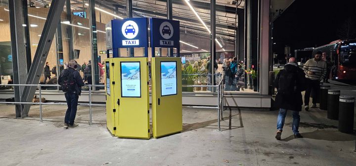 Illustrasjon: Bestillingskiosk der taxibestilling skjer på skjerm