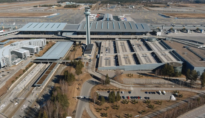 Deler av parkeringsområdet på Avinor Oslo lufthavn, Gardermoen