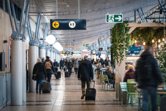 Bildet er redigert ved hjelp av kunstig intelligens av hensyn til personvern. Bildet er ment som en illustrasjon og viser ikke faktiske reisende.