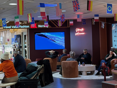 Egen OL-lounge på utland for de som vil se sport mens de venter på flyet.