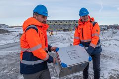 Konserndirektør flysikring Jan Gunnar Pedersen (til venstre) og samferdselsminister Jon-Ivar Nygård (Ap) med grunnsteinen til det nye flysikringsbygget i Bodø.