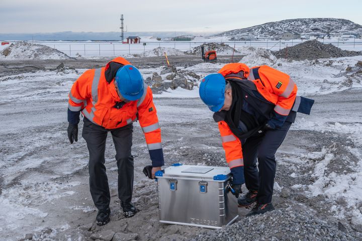 Grunnsteinen til det nye flysikringsbygget legges ned av samferdselsminister Jon-Ivar Nygård (t.h.) og konsernsjef i Avinor, Abraham Foss.