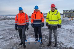 Fra venstre konsernsjef Abraham Foss i Avinor, samferdselsminister Jon-Ivar Nygård (Ap) og konsernsjef Jan K. Jahren i HENT.