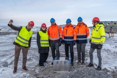Bodøs ordfører Odd-Emil Ingebrigtsen (til venstre) foreviger det historiske øyeblikket. Bak ham ser vi fylkesrådsleder Marianne Dobakk Kvensjø, konsernsjef Abraham Foss i Avinor, samferdselsminister Jon-Ivar Nygård (Ap), konserndirektør flysikring Jan Gunnar Pedersen i Avinor og konsernsjef i HENT Jan K. Jahren.