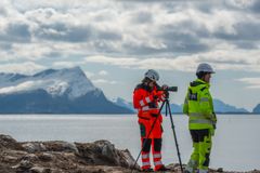 Kartlegging av fugler innenfor og utenfor anleggsportene er et annet av tiltakene som gjennomføres i regi av utbyggingsprosjektet. Her er ornitolog Anne-Marie Austad fra Dokkadeltaet Nasjonale Våtmarkssenter AS sammen med miljøleder Kari Skirbekk i Leonhard Nilsen & Sønner AS.