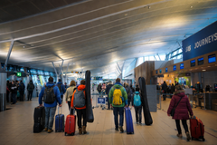 Illustrasjon: Mange skal ut å reise fra Trondheim lufthavn i påsken. Bildet er redigert ved hjelp av AI.