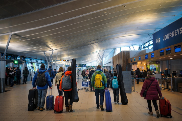 Illustrasjon: Mange skal ut å reise fra Trondheim lufthavn i påsken. Bildet er redigert ved hjelp av AI.
