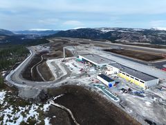 Kommende Mo i Rana lufthavn Fagerlia sett mot vest med byen i bakgrunnen.