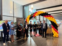 Martin Langaas (Leder ruteutvikling Avinor), Marit Helene Stigen (Lufthavndirektør Trondheim lufthavn), Eli Arnstad (ordfører i Stjørdal kommune), Flemming Nordestgaard (General Manager Norway & Denmark Lufthansa) og Kent Ranum (ordfører i Trondheim kommune) sammen med dagens Lufthansa crew.