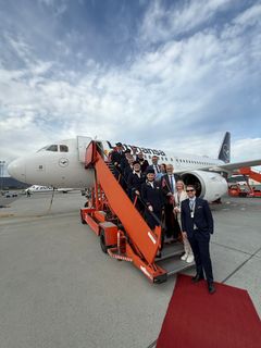 På høyre rekke: Peter André Gjerde (kommersiell leder Trondheim lufthavn), Nina Jensen (Key Account Manager i Avinor), Pål Sæther Eiden (Trøndelags fylkesvaraordfører), Marit Helene Stigen (lufthavndirektør Trondheim lufthavn), Kent Ranum (ordfører i Trondheim kommune), Eli Arnstad (ordfører i Stjørdal kommune) og Flemming Nordestgaard (General Manager Norway & Denmark Lufthansa).