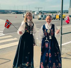 I bunad på OSL: Camilla Walla og Monica Fasting frå Avinor si kommunikasjonsavdeling