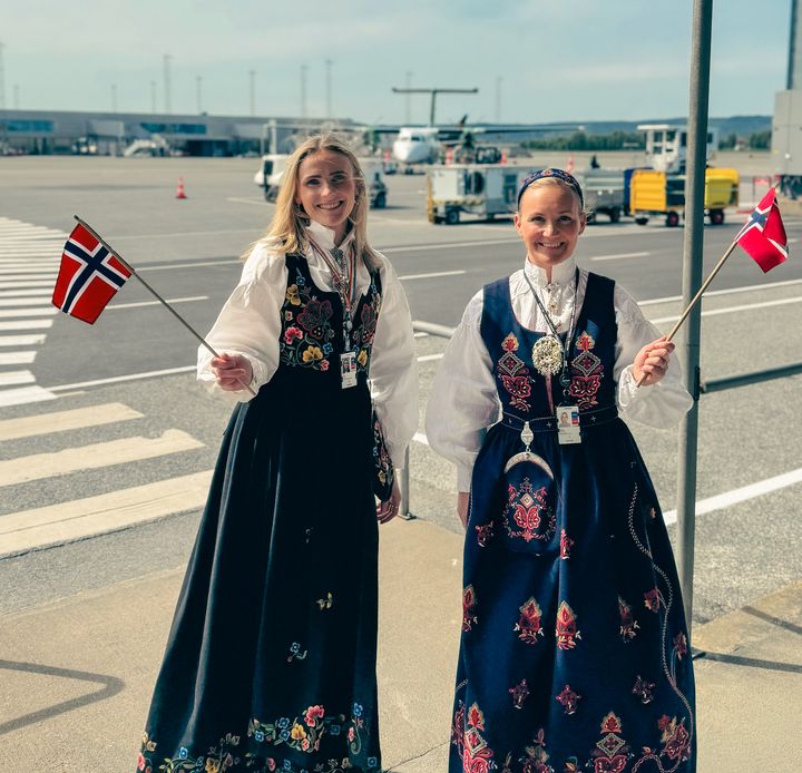 I bunad på OSL: Camilla Walla og Monica Fasting frå Avinor si kommunikasjonsavdeling