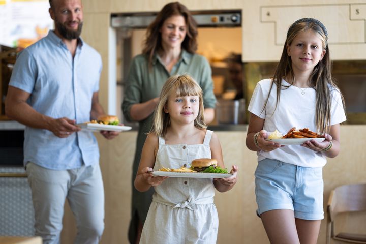 Familie på serveringssted på norsk lufthavn