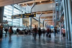 Passasjerer ved Oslo lufthavn.