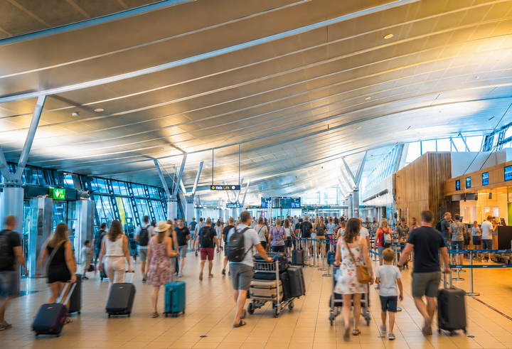Trondheim lufthavn er klare for sommertrafikken. Merk: Bildet er redigert ved hjelp av AI for illustrasjonens skyld