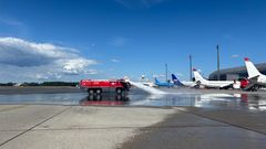 Her vannes asfalten på Oslo lufthavn.