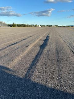 Varm asfalt er særlig utsatt for deformasjoner der fly skyves ut fra gaten, svinger eller står stille.