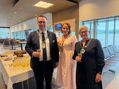 Ordfører i Trondheim Kent Ranum, lufthvndirektør Marit Helene Stigen og ordfører i Stjørdal Eli Arnstad. Foto: Avinor.