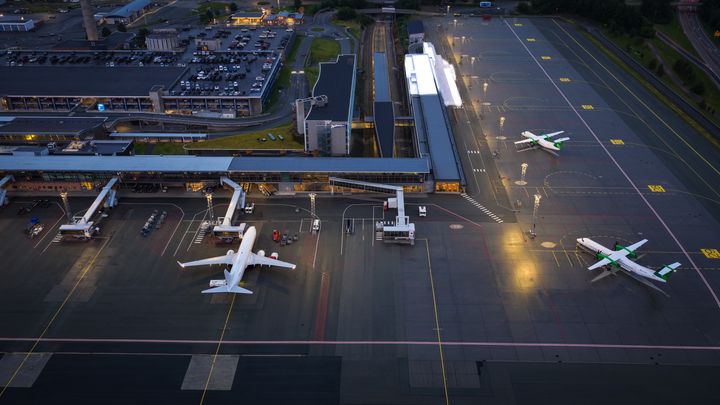 Trondheim lufthavn, Værnes har fått 1.000 m² nytt terminalareal. Uthevet på bildet i hvitt. Foto: Øystein Løwer / Avinor.