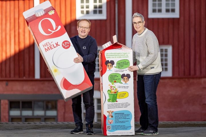 Med matredder-matte på Q-melka blir det enklere å forstå konsekvensene av å kaste mat. Melkesjef Pål Rasmussen fra Q-Meieriene og oppgaveprodusent Monica Rehaug fra Matematikksenteret er fornøyde med resultatet av samarbeidet.