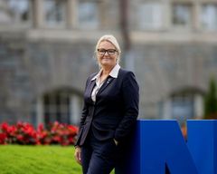 Prorektor for forskning og innovasjon Toril Hernes foran Hovedbygget på Gløshaugen til Norges tekniske-naturvitenskaplige universitet.