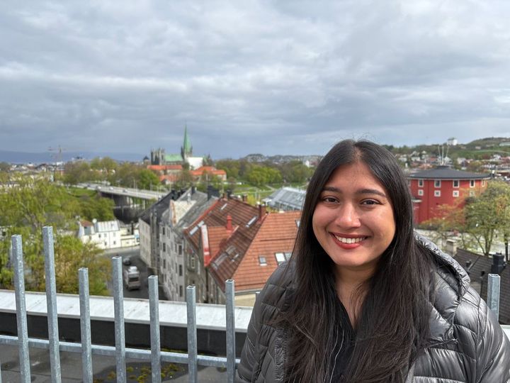 Nayan Deepak Parlikar forsker på ensomhet og lav motstandskraft, og sammenhengen dette har med angst og depresjon hos unge. Foto: Steinar Brandslet, NTNU Steinar Brandslet, NTNU