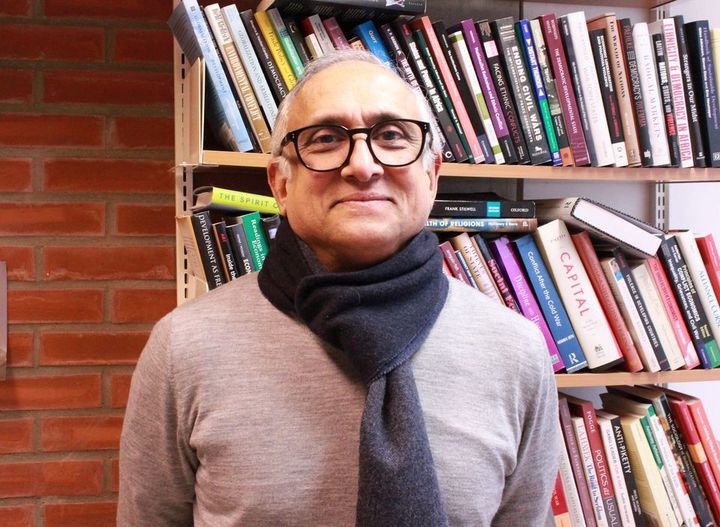 Hvis fattige folk får bedre vilkår, øker det totale forbruket. Dermed øker utslippene også, sier professor Indra de Soysa. Foto: Kjetil Svensen, NTNU