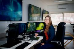 Ingrid B. Utne sitter ved kontorpulten.